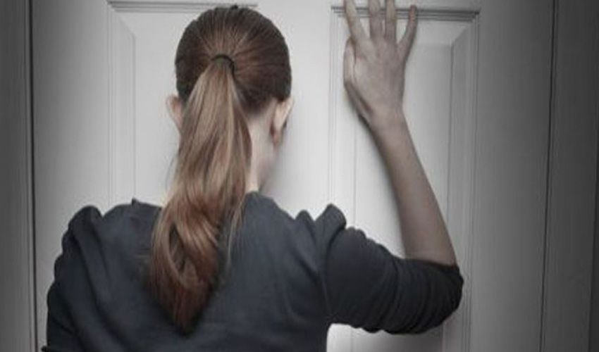 Inwoonster van Oisterwijk wacht voor een deur die achter haar dichtviel Inwoonster van Oisterwijk wacht voor een deur die achter haar dichtviel